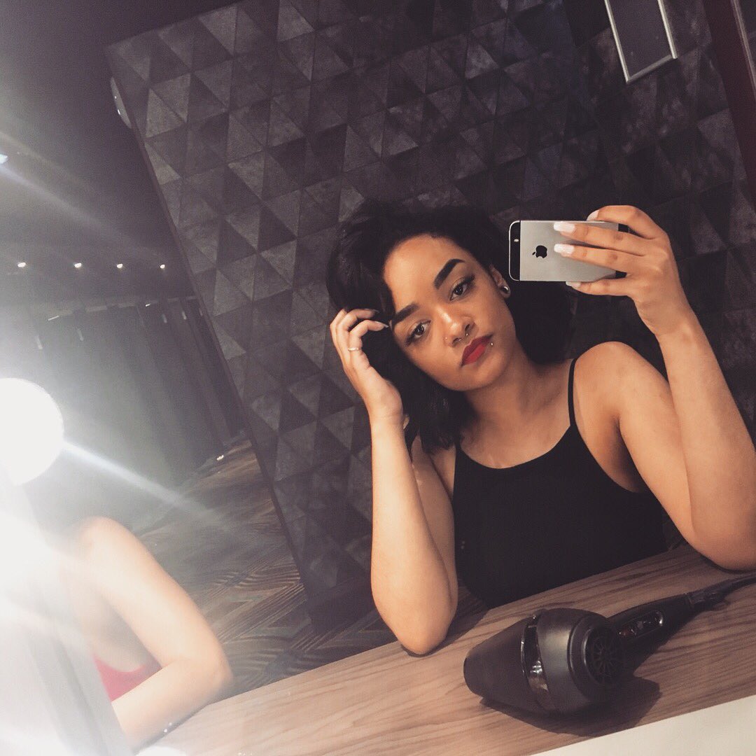 grimmlittlmnstr's tweet photo. need a mirror like this in my room 💃🏽 https://t.co/RMwQmvguMa