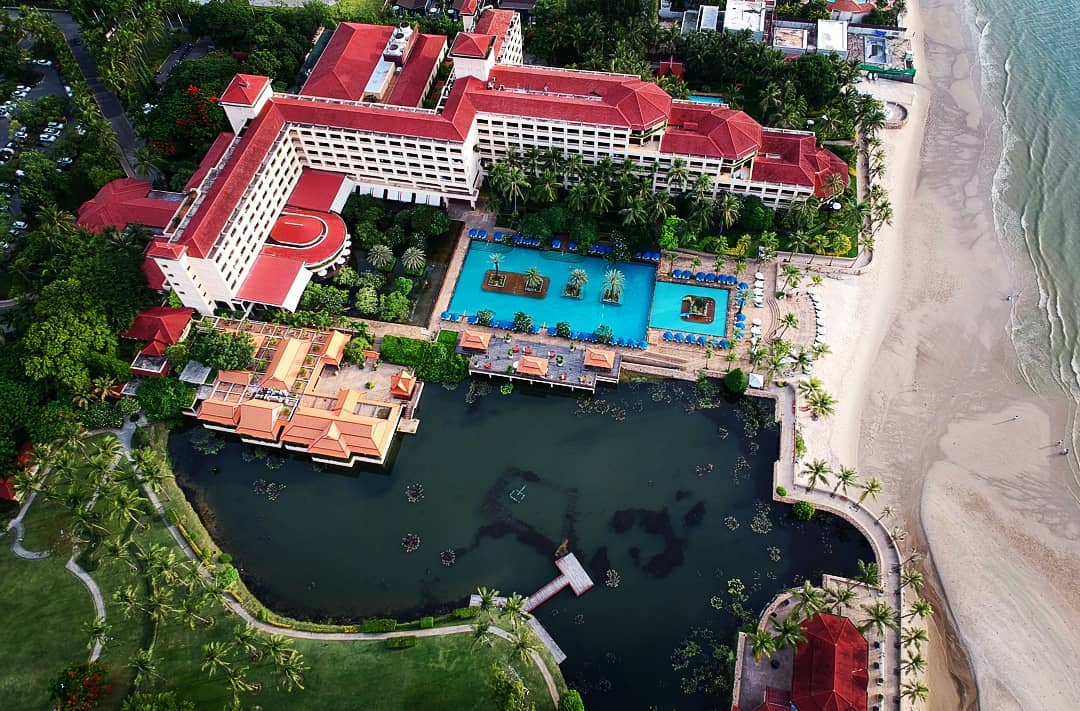 หนึ่งสถานที่ หลายร้อยเรื่องราว ให้เราเป็นหนึ่งในเรื่องราวดีๆของคุณ แล้วพบกันที่ ดุสิตธานี หัวหิน ขอขอบคุณภาพถ่ายสวยๆจาก <a href="/ekaratch/">ต้น.สถานีชมเมฆฟ้าฝน</a> (IG)
#dusitthani #dusitthanihuahin #huahin #chaam #sea #tree #drone