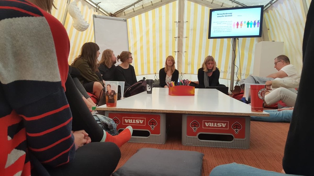 Danke <a href="/MTG_SocialArt/">MILLERNTOR GALLERY</a> für das tolle Workshop-Zelt inkl. Teppich 👏 Und natürlich Danke  den tollen Teilnehmer_Innen die zum Thema Demokratie im Alltag aktiv geworden sind! #mtg18 #demokratieimalltag #millerntorgallery