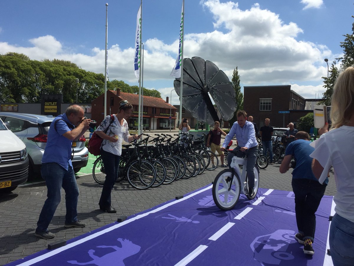 Yesss! Onze eigen Friese gedeputeerde @michielschrier zet de beste tijd neer op de #Elfmeterpitch : 36 seconde. Zou Friesland dan ook het duurzaamst zijn? Je ziet het later vandaag!