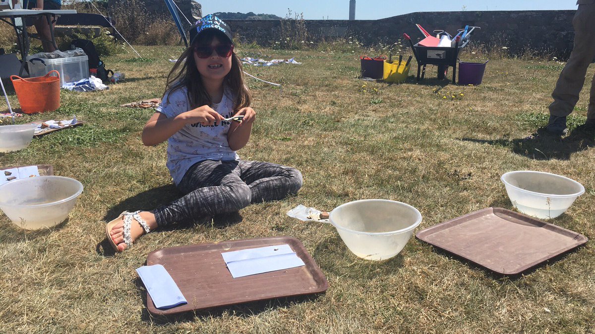 ECJProject's tweet photo. Budding archaeologist Lexie is doing a fantastic job helping us out with our finds washing #ecjp2018 #loveyourcastle #archaeology @loveheritage https://t.co/GVnbg01Lsf