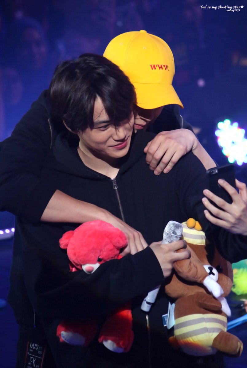 mdzlhcy_'s tweet photo. HQ ชานไคเซ็ตนี้ดูละเขินอ่ะแงงงงงง จงอินก็คือวุ่นวายกับหมีกับกล้อง พี่ชานก็คือวุ่นวายกับการกอดจงอิน55555555 น่ารักก 💘 https://t.co/biyy4DWIbR