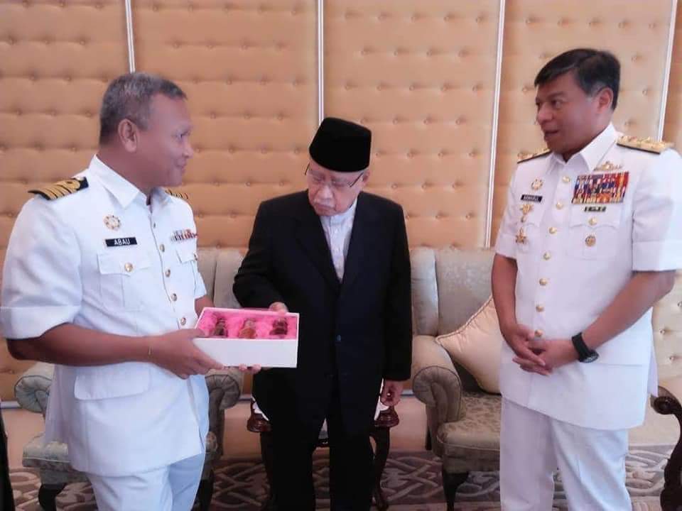rnopenang's tweet photo. Berkesempatan mengiringi YBhg PTL mengadakan kunjungan hormat ke atas TYT Pulau Pinang

@mykamarul 
@tldm_rasmi https://t.co/j085NlDmWo
