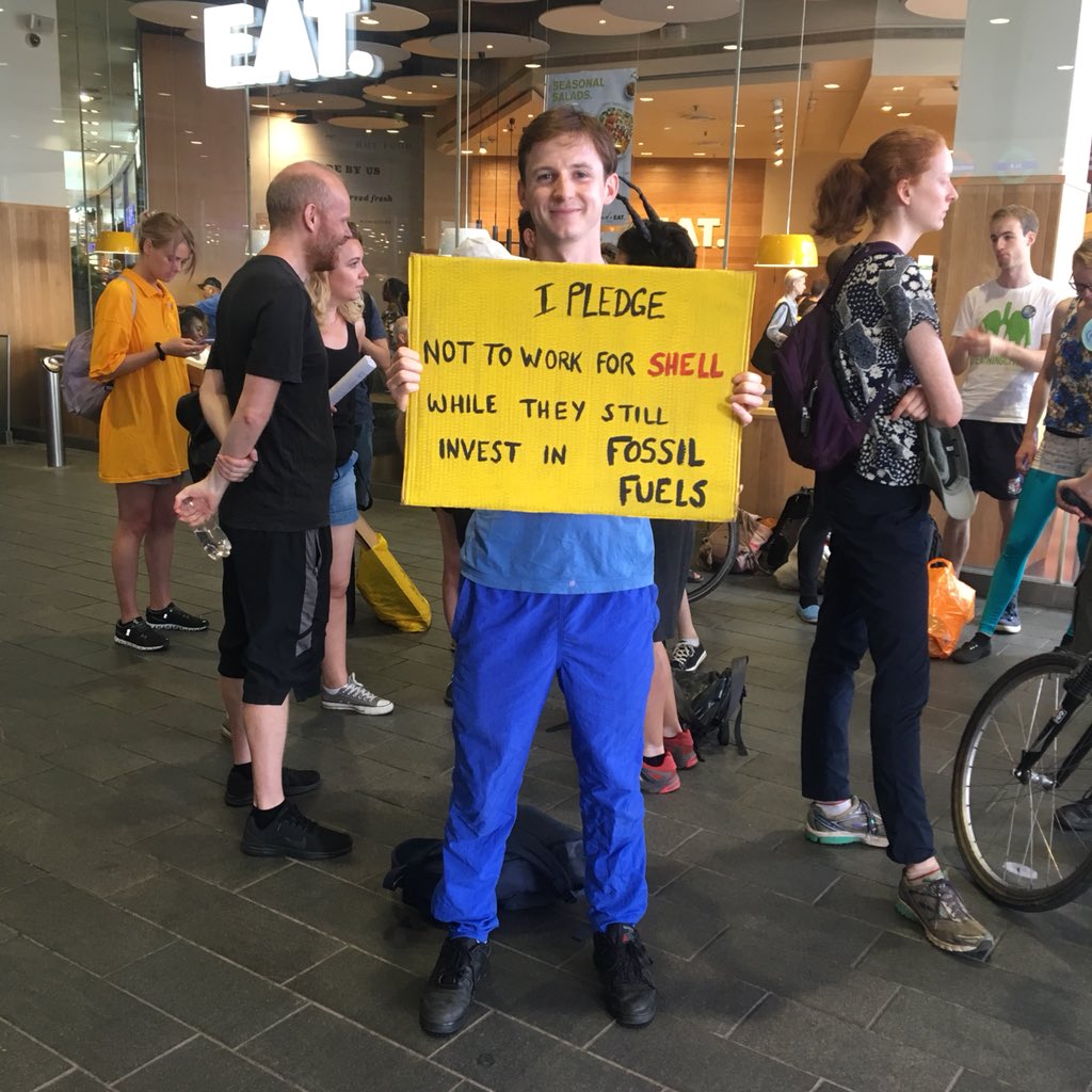 fossilfreeLDN's tweet photo. The match is kicking off shortly, but first we have a quick message for @shell and it’s pop star PR machine, #makethefuture.
“We pledge not to work for shell while they still invest in fossil fuels.”
#ShellPlaysDirty and we’re not standing for it 💪💪💪 https://t.co/EoPGpMv49I