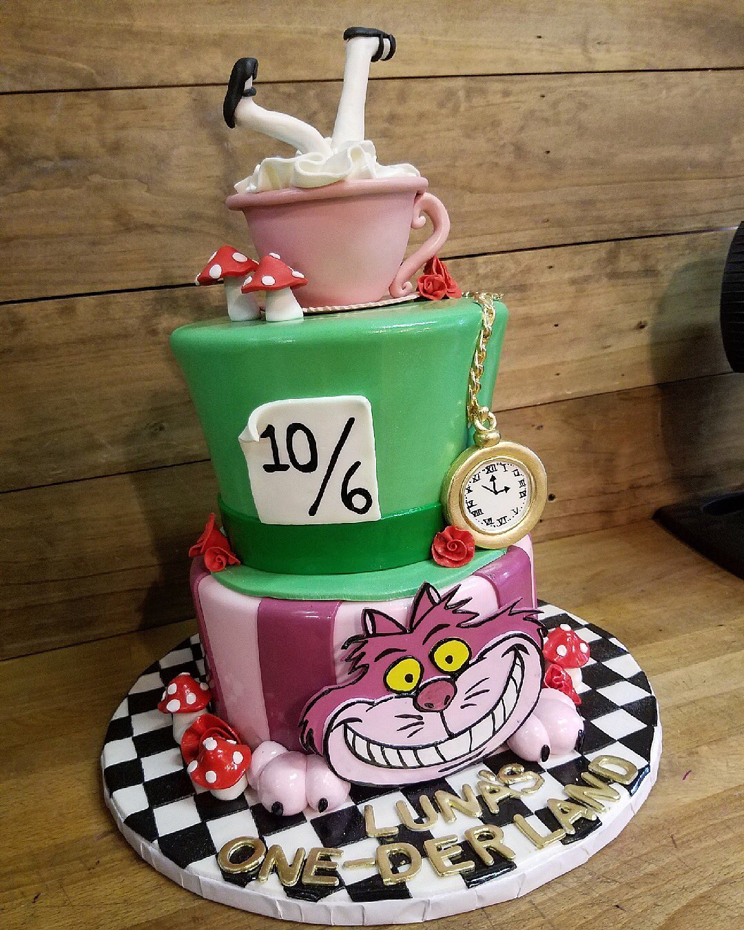 Thorny Påstand Rund ned Sweet T's Bakeshop Twitterissä: "Alice in Wonderland themed first birthday  cake with the #CheshireCat in bottom tier and the mad hatter's hat 🎩 as  the top tier! Sculpted tea cup 🍵 on