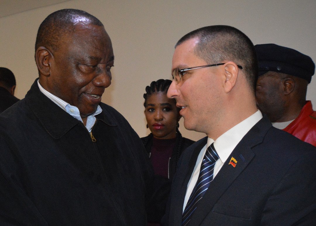 jaarreaza's tweet photo. Estamos muy agradecidos con el Presidente de Sudáfrica @CyrilRamaphosa y toda su alianza de gobierno en pleno, por habernos recibido. Intercambiamos sobre la alianza integral Venezuela-Sudáfrica y les transmitimos el saludo del Presidente @NicolasMaduro y del Pueblo venezolano https://t.co/gtEEGN3Xvw
