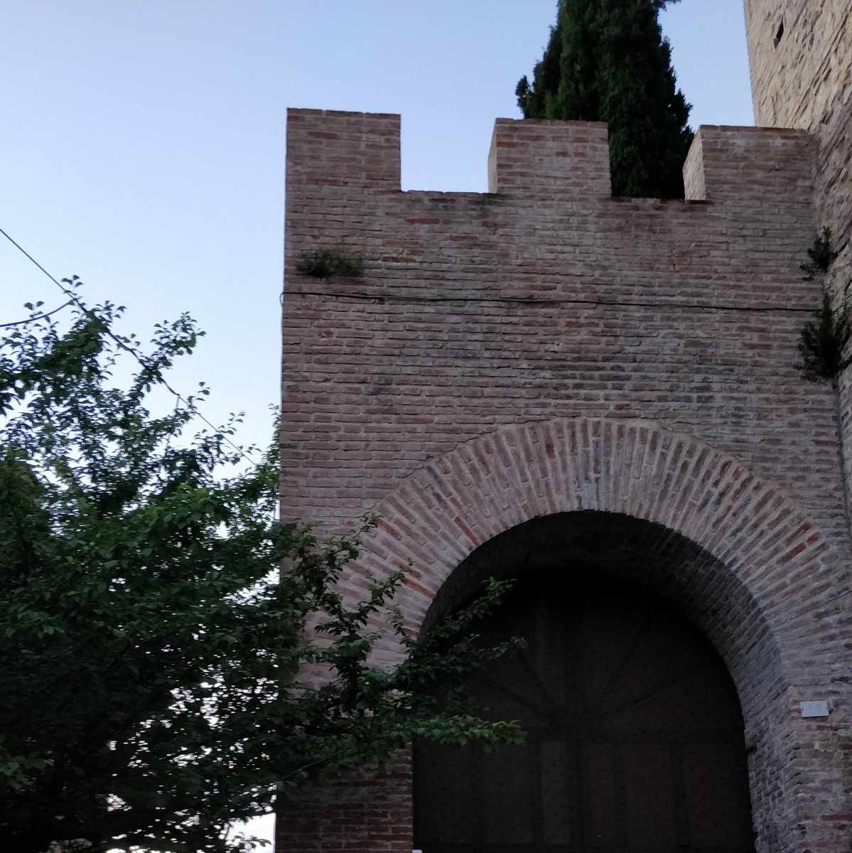 lucarallo's tweet photo. Grazie @endecameron per questo evento esclusivo, intrigante, emozionante, unico! E grazie ai miei amici Michela e Marco, avete reso la nostra serata ancor più speciale! Aver partecipato a #endecameron18 mi ha elettrizzato: si respirava arte nell'aria di questo favoloso Castello! https://t.co/lRDrTBW8nL