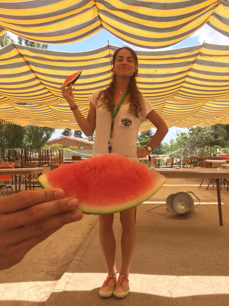 etlmaravillas's tweet photo. Hoy el menú ha sido: de primero lentejas de la casa buenisisisimas!! ,de segundo hamburguesitas con tomate😋😋 y de postre SANDÍA!!!!🍉
@lsmaravillas #campa2018 #comemosbien #healthy https://t.co/gyeoDgTtsS