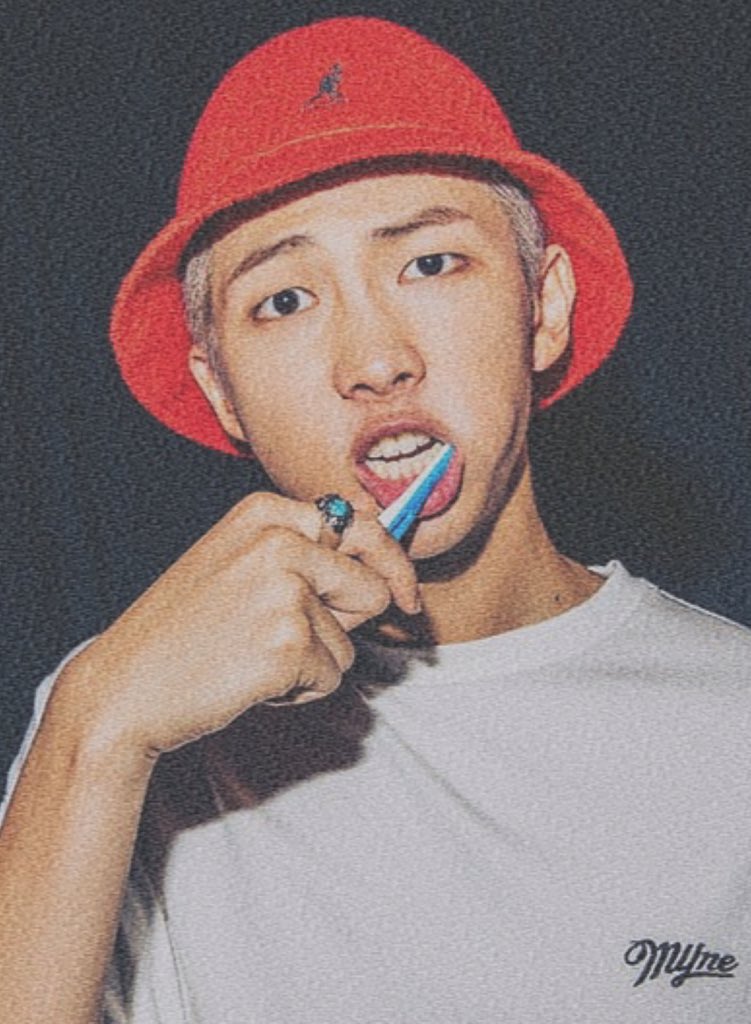 njIov's tweet photo. no one asked but here's namjoon brushing his teeth https://t.co/vpudWSAs3M