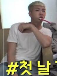 njIov's tweet photo. no one asked but here's namjoon brushing his teeth https://t.co/vpudWSAs3M