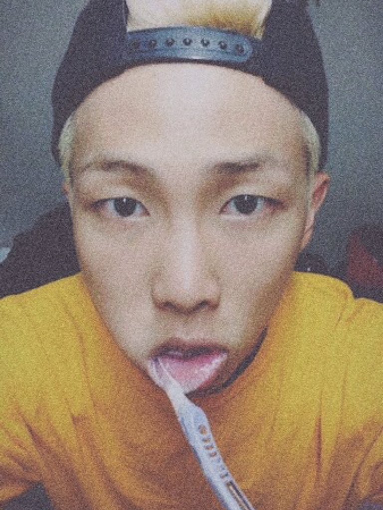 njIov's tweet photo. no one asked but here's namjoon brushing his teeth https://t.co/vpudWSAs3M