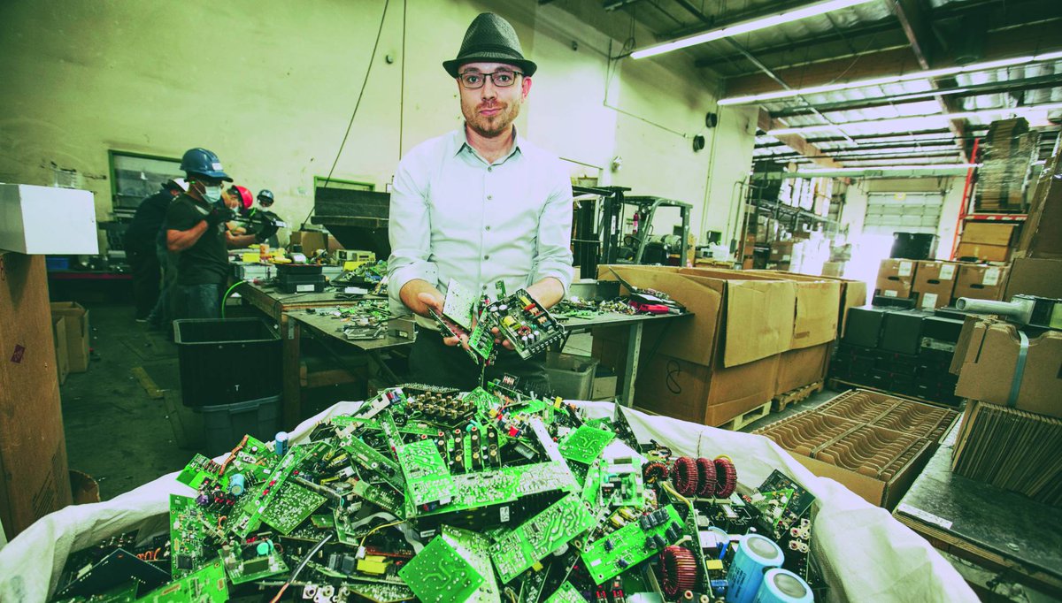 rodriguezhernan's tweet photo. El #chatarrero #electrónico que acabará en la cárcel.  #EricLundgren irá a prisión por desafiar a #Microsoft. Pero antes ha tenido  tiempo de fabricar un coche eléctrico con desechos que supera al #Tesla.

https://t.co/jhMNJOrwLh https://t.co/gNICZJgXUL