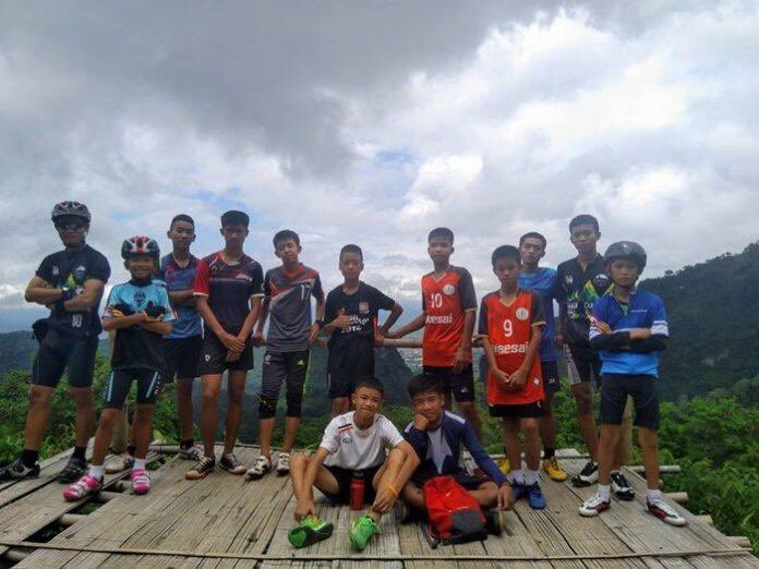 Matrixity's tweet photo. 6 kids have made it out now. 1 is in serious condition and is on the way to the hospital. Some are still in the field hospital. The weakness were brought out of the cave first. This was decided by the Australian doctor at the site.  #CaveRescue #ThailandCaveRescue https://t.co/Qw2LTLqu8J