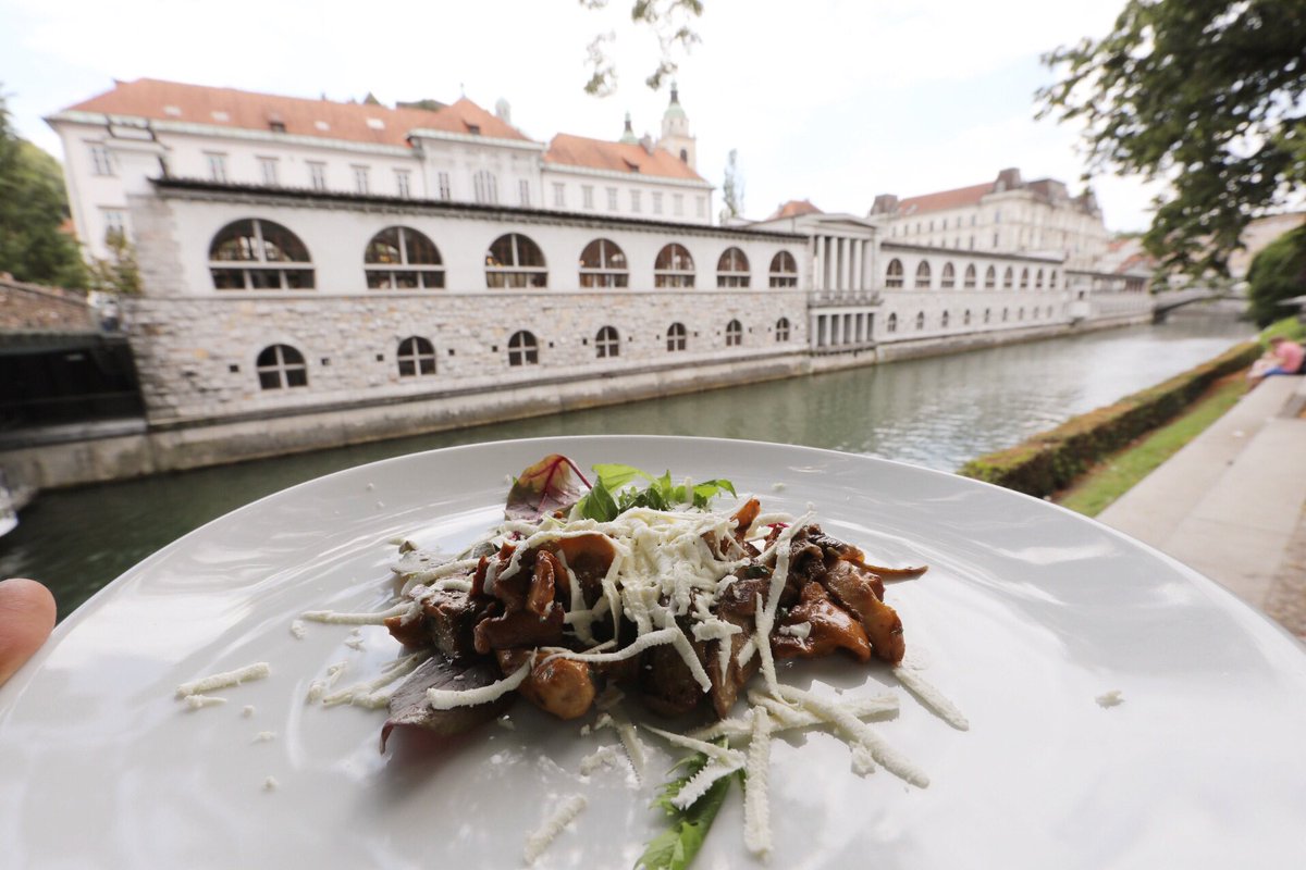 SloMeetings's tweet photo. A pleasant afternoon in #Ljubljana in a good company. Lots of good vibes &amp; curious #eventprofs discovering our capital and its delicious offer. #ICCAAMP @ICCAEurope @meetLjubljana @Kompas_1951 https://t.co/b47dTw3SNY
