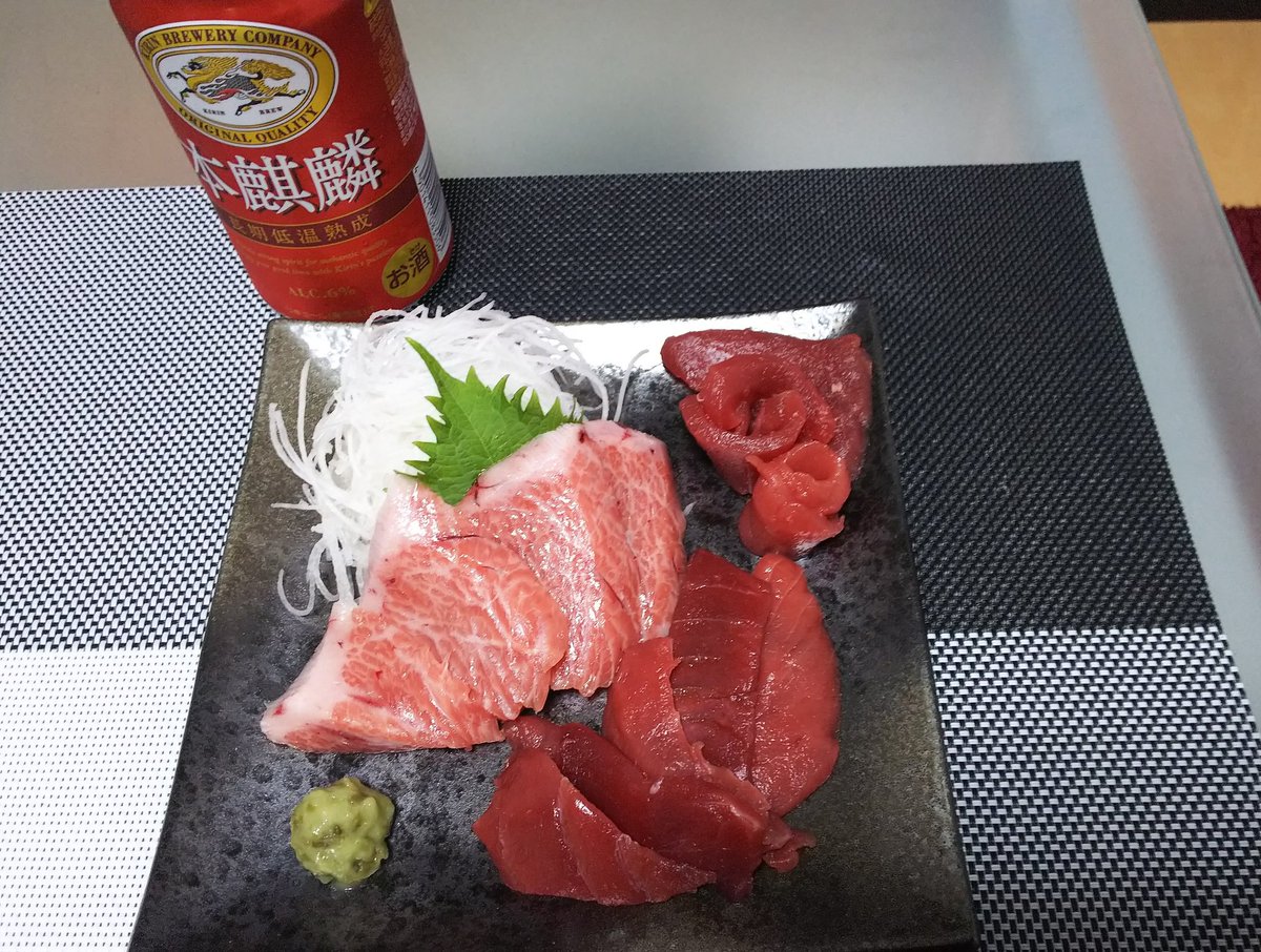 Wearex1227KIJ's tweet image. 仕事終わって帰って
至福の瞬間🍺

今朝、地元境港の市場で仕入れた本マグロのトロと中落ち🐟️

中トロと大トロの間の部位らしく店頭に並んでなかったのを購入！

今日は遅いので刺身で。
明日は久しぶりに米解禁してマグロ丼にする #ゼ🤞😎✨