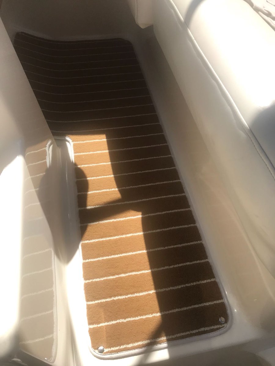 Bayliner voorzien van nieuwe vloermatten in teak uitvoering met witte bies afwerking.