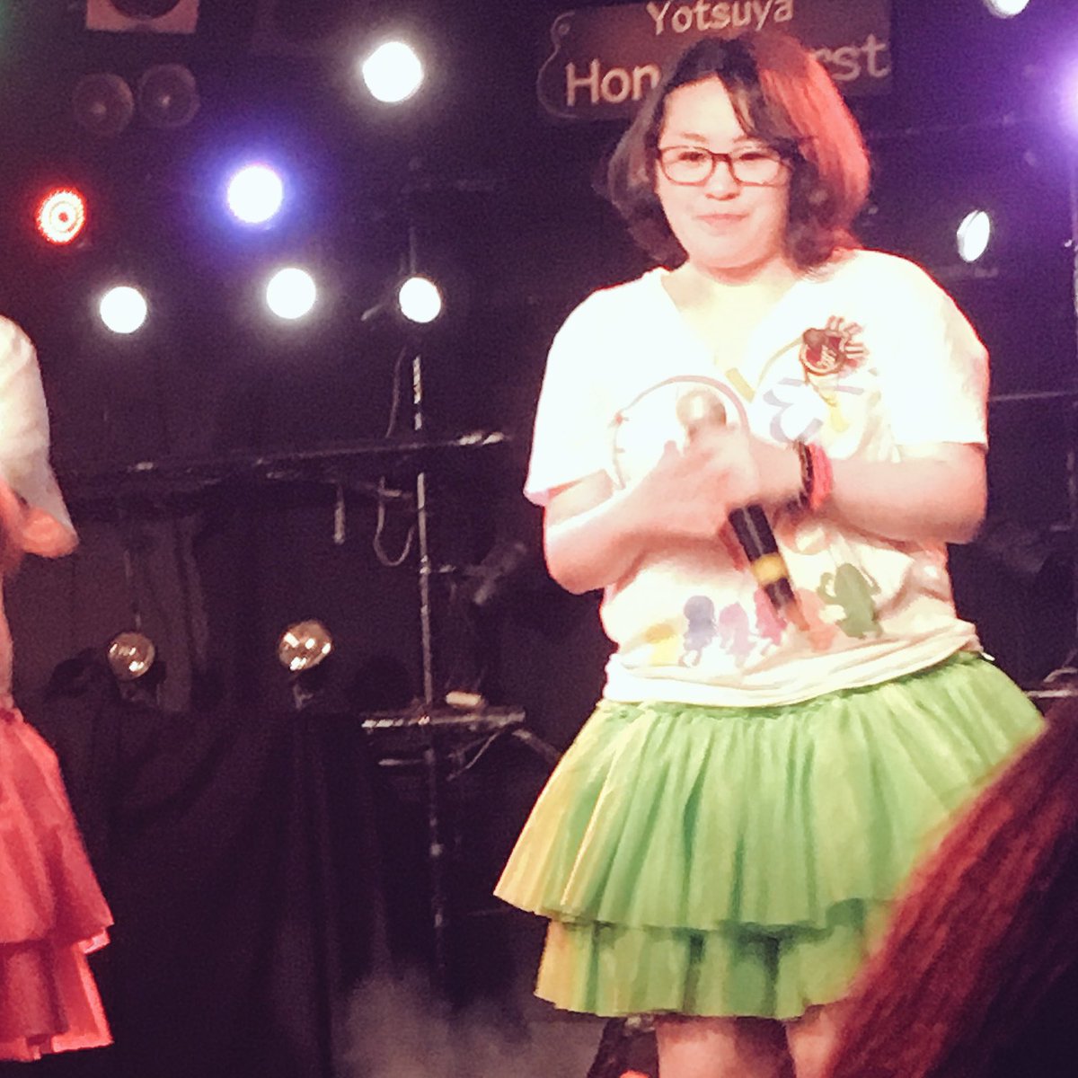 Blue_calcite's tweet photo. あきのさんは何回かライブ会場の物販でお話させてもらった程度なので、今後グイグイ仲良くなりたい( ∩ˇωˇ∩)笑

ふとした時の微笑みが超絶可愛いと思うんだ！→２枚目
今度は全員いるライブにお邪魔したいな、今日も楽しかったから尚更！！
#おばドル https://t.co/b1oWmU3BYH
