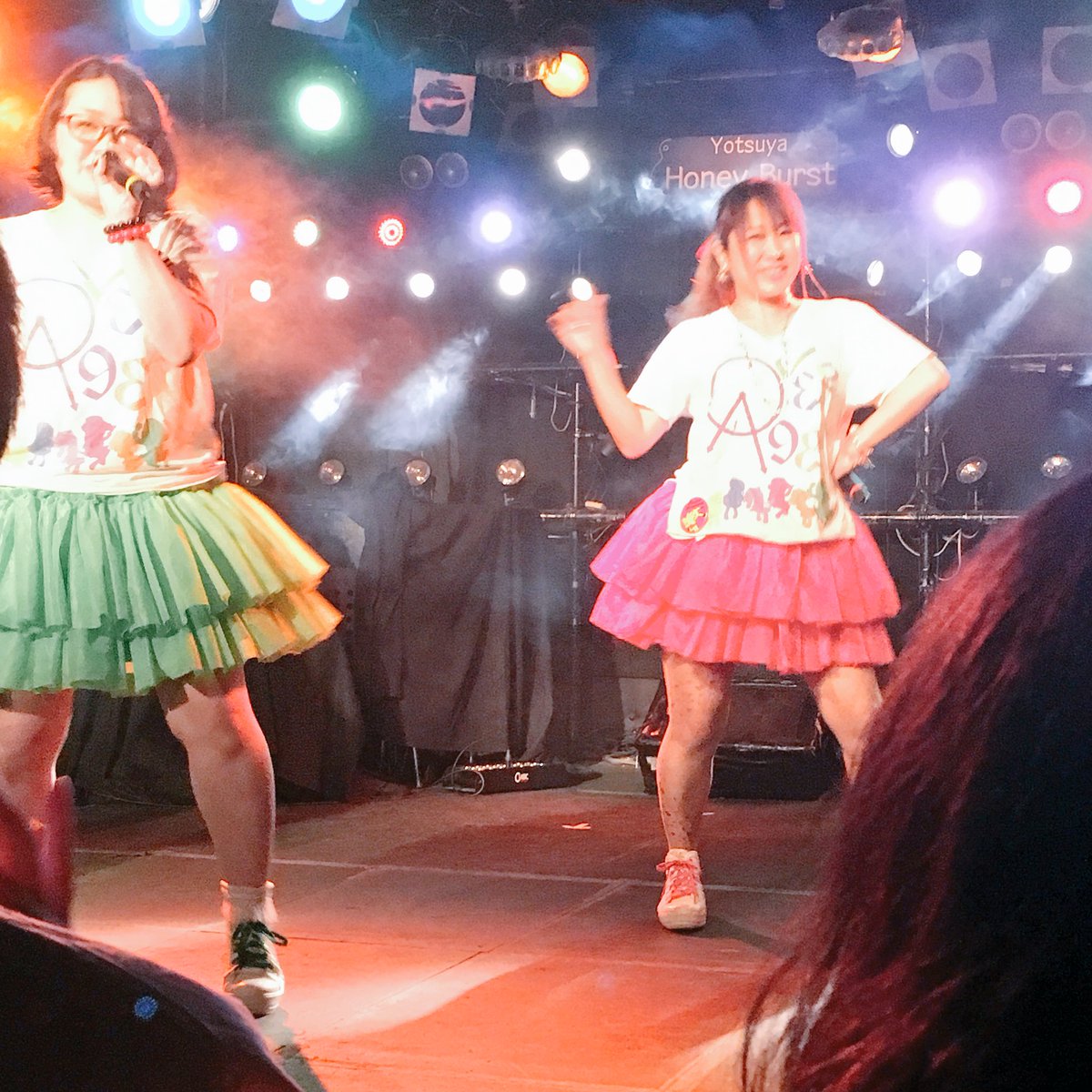Blue_calcite's tweet photo. あきのさんは何回かライブ会場の物販でお話させてもらった程度なので、今後グイグイ仲良くなりたい( ∩ˇωˇ∩)笑

ふとした時の微笑みが超絶可愛いと思うんだ！→２枚目
今度は全員いるライブにお邪魔したいな、今日も楽しかったから尚更！！
#おばドル https://t.co/b1oWmU3BYH