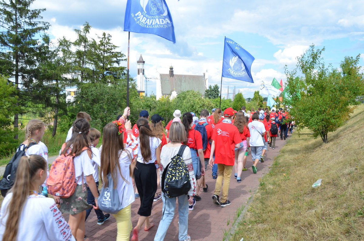 Kolorowy korowód parafiadowiczów prowadzony przez Orkiestrę Reprezentacyjną Komendy Głównej Policji zmierza do Sanktuarium MB na Siekierkach #pijarzy #parafiada