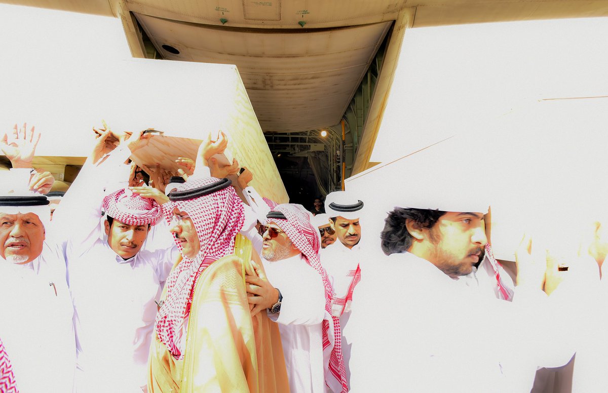 emara_najran's tweet photo. أمير #نجران:
إن استقبال الجثمانين في مطار نجران استثناء، جاء بأمر من مولاي #خادم_الحرمين_الشريفين، الملك سلمان بن عبدالعزيز ـ حفظه الله ورعاه ـ، وأن أمره الكريم يجسد عطفه الحنون على شعبه الكريم، وحرصه على المواساة وتخفيف المعاناة عند المصائب. https://t.co/BJ8COyXtqb