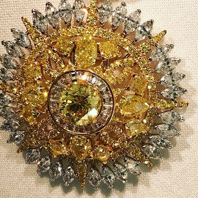 carolwoolton's tweet photo. Sizzling #yellowdiamonds #diamondlegends @debeersofficial #pendant #necklace @britishvogue https://t.co/SFVDodzR7G https://t.co/BornceXLqP