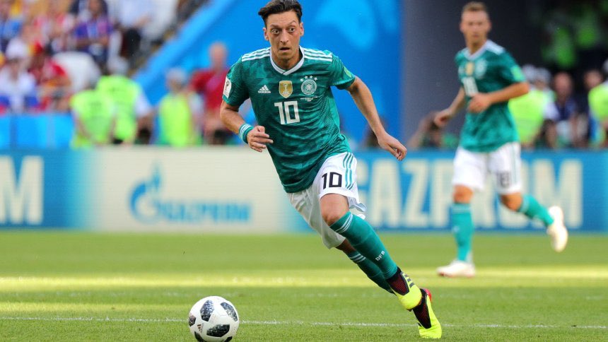 Vater von Mesut Özil sieht die Zukunft seines Sohnes in der deutschen Nationalmannschaft kritisch. "Wenn ich an seiner Stelle wäre, würde ich sagen: Schönen Dank, aber das war es! Dafür ist die Kränkung dann doch zu groß. An Mesuts Stelle würde ich zurücktreten" @MesutOzil1088