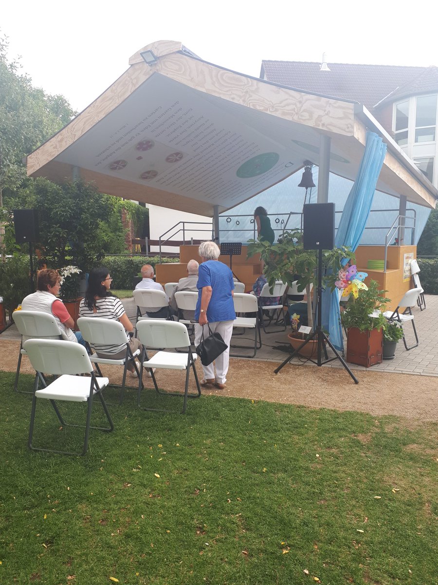 Ich lese gleich unter einer Bibel. Also - wirklich. Aug der Landesgartenschaue Sachsen-Anhalts in Burg.
#laga  #garten #burg