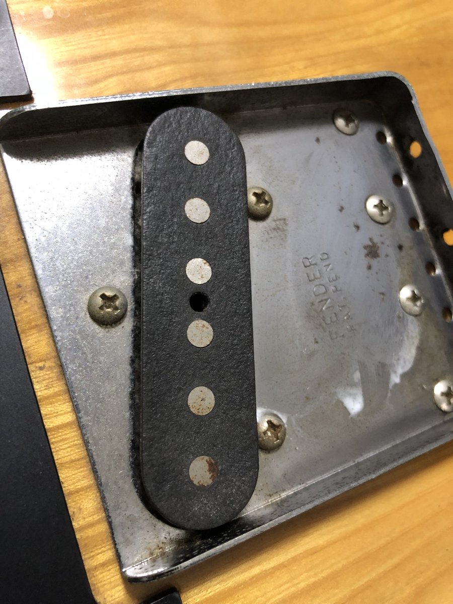 この筆記体のCrafted in japanテレキャス、正体がわからない。 #筆記体