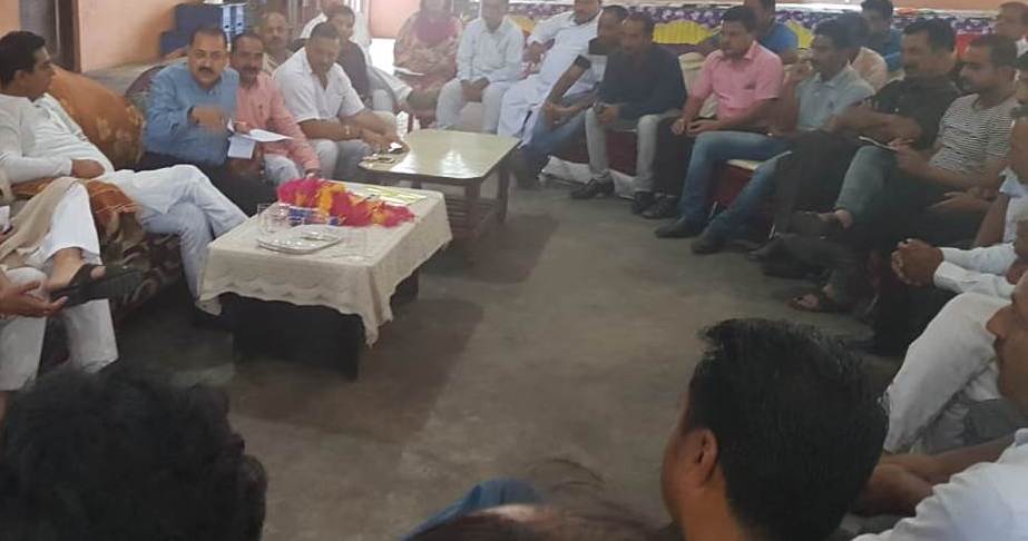DrJitendraSingh's tweet photo. #ConstituencyUpdate: Informal interaction with @BJP4India Karyakartas at Banoti, #Kathua. https://t.co/Huu3R0EYlg