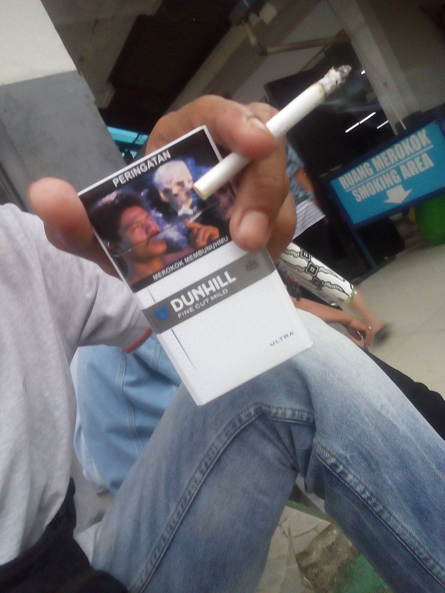 sa17dy_r's tweet image. Wajib nyobain Dunhill Mild Ultra, kretek pertama di dunia dengan Reduced Smell Technology. #UltraLessSMELL #LessSMELLisMore