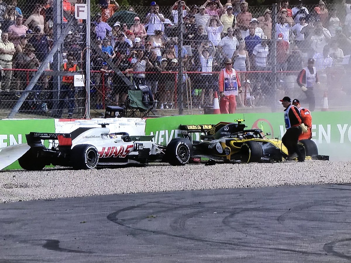 AuRupteur's tweet photo. #RoGro et Carlos OUT ! Deuxième SC. Mercedes, vous arrêtez #LH44 ???? #BritishGP #F1 #AuRupteur https://t.co/g4w9TRCZEF