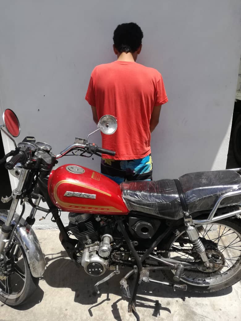 <a href="/end_cha/">Endcha</a> @Polimerida <a href="/CcpLagunillas/">CCP Lagunillas</a>  en el marco del operativo de seguridad ciudadana ordenado por <a href="/Visipol_MIJP/">VISIPOL</a> capturó ciudadano con moto solicitada por robo, en la población de Lagunillas. #FelizDomingo #8Jul #MaximaProteccionAlPueblo