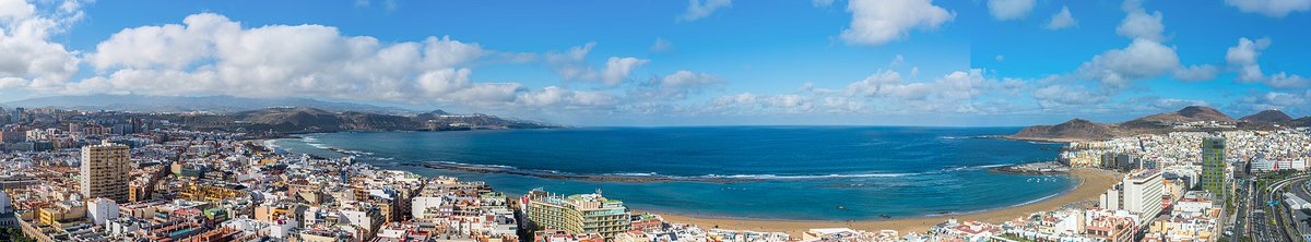 WelcomeGC's tweet photo. El tesoro sin enterrar de la capital de #GranCanaria es la Playa de #LasCanteras. Es la perla que no esconde la ciudad. Una larga lengua de arena, de varios kilómetros, que se extiende por la bahía. https://t.co/HfKvkCFhcb