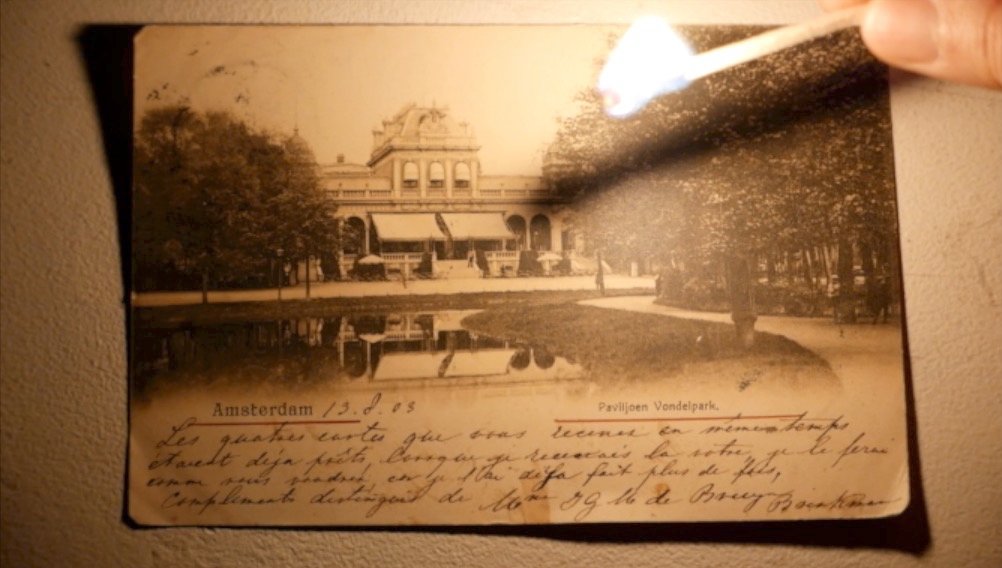 “그녀는 문화변용을 겪었다. 문화변용을 겪은 사람이란 더는 자기가 생각하는 그런 사람으로 통하지 않게 된 사람이다. 그것은 외부 세계가 변했기 때문이다. 경제난 혹은 새로운 기술을 접하거나, 다른 나라나 정파에 정복당했을 때 사람들은 순식간에 그렇게 될 수 있다.