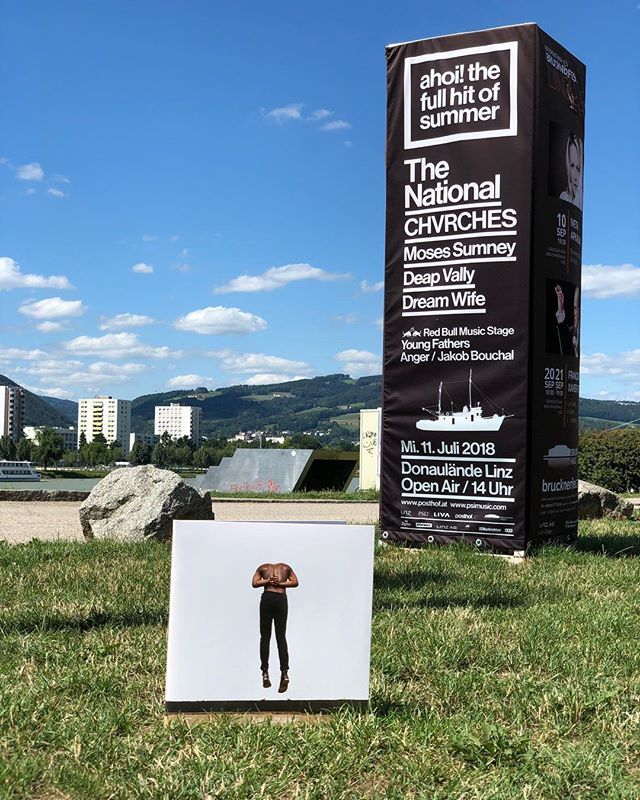 via instagram.com/p/Bk-SA-ZAurX/: Mit seinem aus 2017 stammenden Meisterwerk „Aromanticism“ denkt Moses Sumney die Soulmusik neu. Der 28jährige Sänger fügt scheinbar mühelos den Soul seiner famosen Stimme in ein Klangbett, das Platz für Radiohead- und Antony-Anleihen genauso biet…