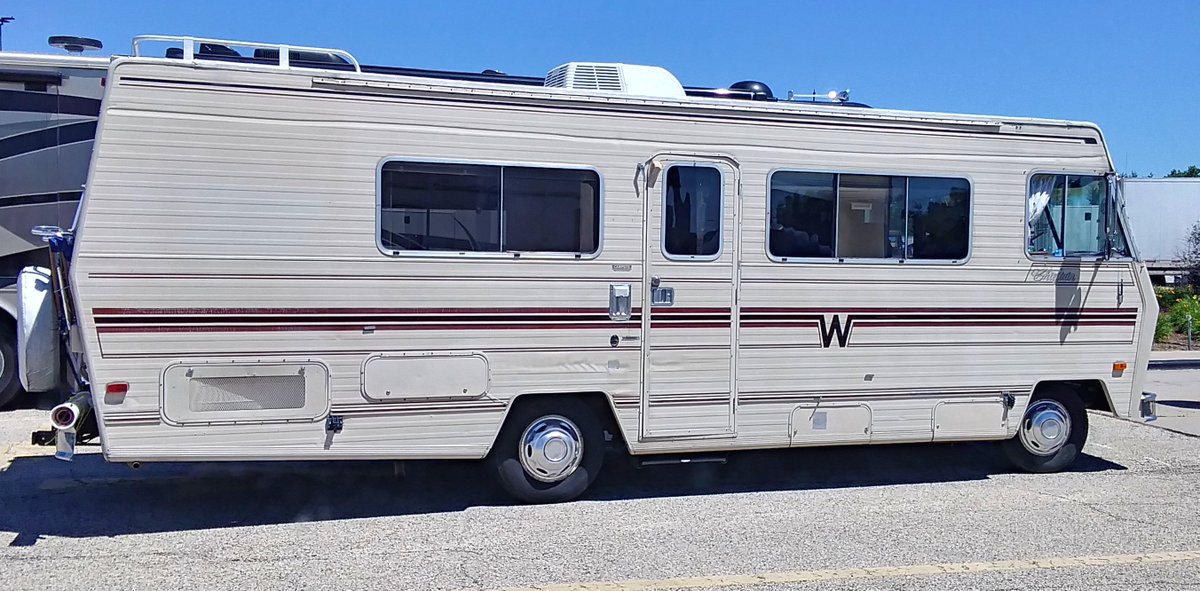 mostlylost_rv's tweet image. Passed this Winnie in Beloit -  more proof we older Winnies are still sexy! 😘