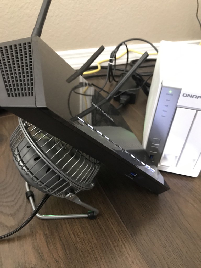 jvtrigueros's tweet image. The problem was that my router kept overheating. Solution, portable fan hack. Take that cloud! #backblazeb2 #qnap