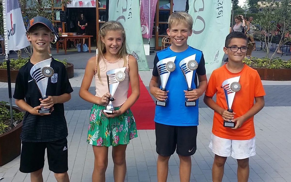 tennisvanhulst's tweet photo. Onze prijswinnaars bij Carolus Open ... Van links naar rechts, Benjamin, Zenna, Joris en Thomas @tennisvanhulst https://t.co/tVezCM4B09
