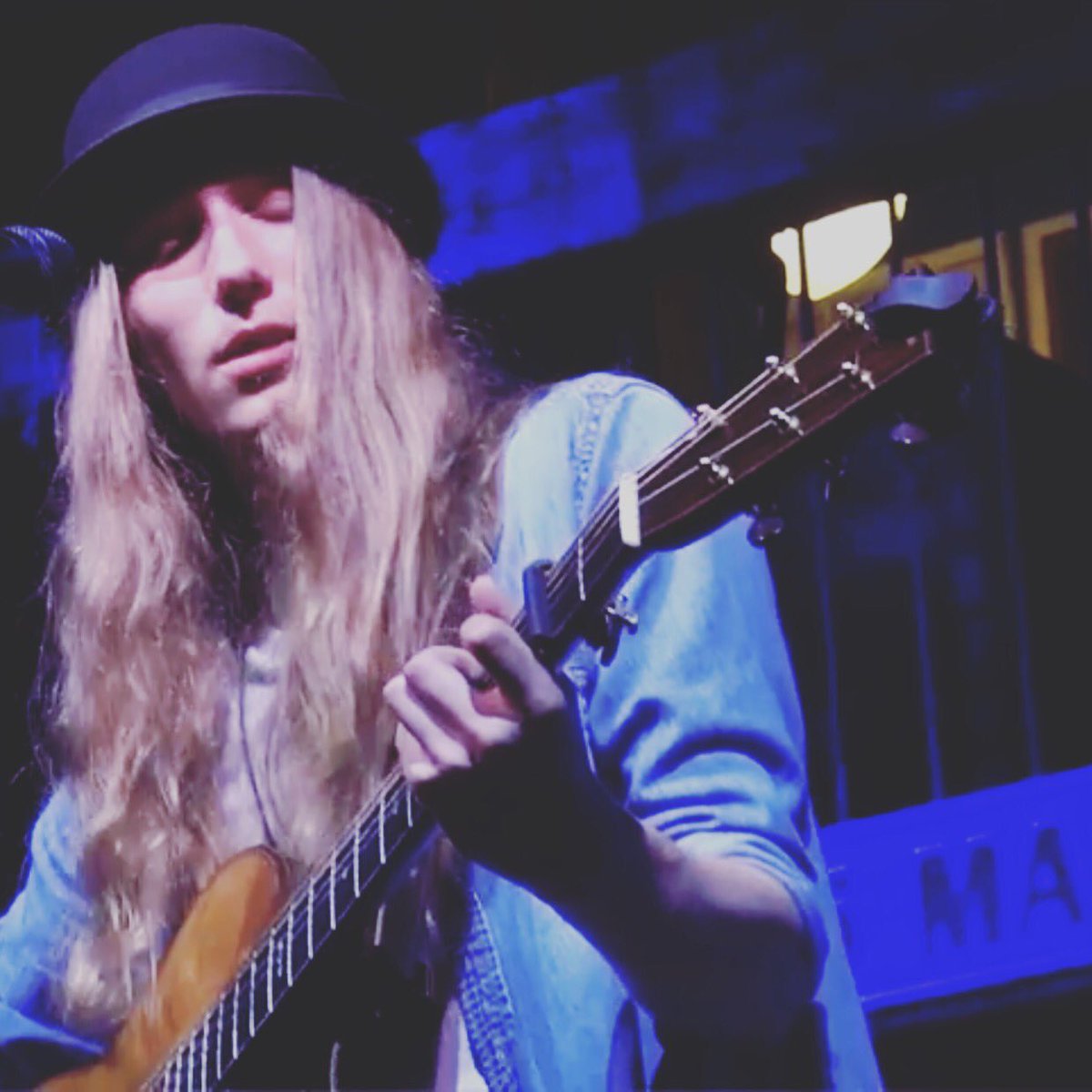 SawyerFrdrx's tweet photo. Pls RT! ๐๐ผ New Live Performance Video on my @YouTube channel! @doseydoecoffee performance of Angelโs Skin and Stranger with drum solo by @thechristhomas in between ๐๐ผ #HideYourGhostTour #independentartist #Touring #performer https://t.co/coUuw5HA1M https://t.co/EUjyjeKGNC