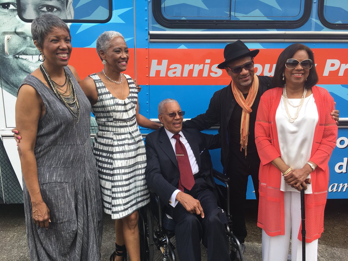MelanieLawson13's tweet image. My dad‘s 90th birthday rolls on – literally!  Today he got to see a bus with his image on it, commissioned by a commissioner - @RodneyEllis.  My dad is thrilled! @KirkWhalum @WheelerAvenueBC @HoustonMAAC @WALIPPTSU @abc13houston @ChauncyOnTV @tracyclemons