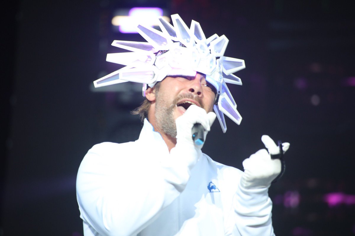 GrandArras's tweet photo. #MinuteMode Et la plus belle tenue du #MainSquare est attribuée à ... @JamiroquaiHQ Jamiroquai. Tu valides la coiffe @Marc_Beauge ? https://t.co/zNaz0OwvEK