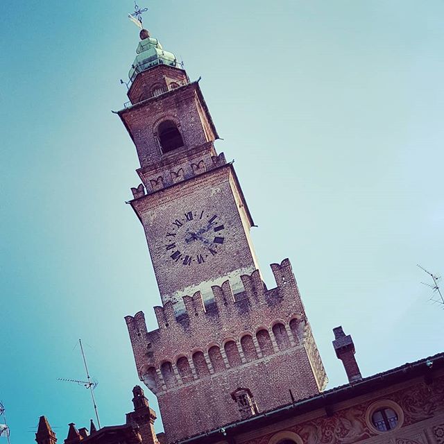 È per il nostro senno come per i nostri orologi, nessuno funziona come un altro, eppure ognuno crede al suo.
(Alexander Pope)
#vigevano #trip #torre