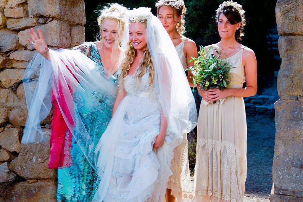 Twitter 上的 Diz マンマミーア を劇場公開以来に爆音で観たけど最高だった 10年前の作品とは思えないほど色褪せない魅力が詰まってた 映画の舞台であるギリシャのスコペロス島は死ぬまでに行きたい 透き通る海と誰もが聞いたことがある名曲だらけミュージカル