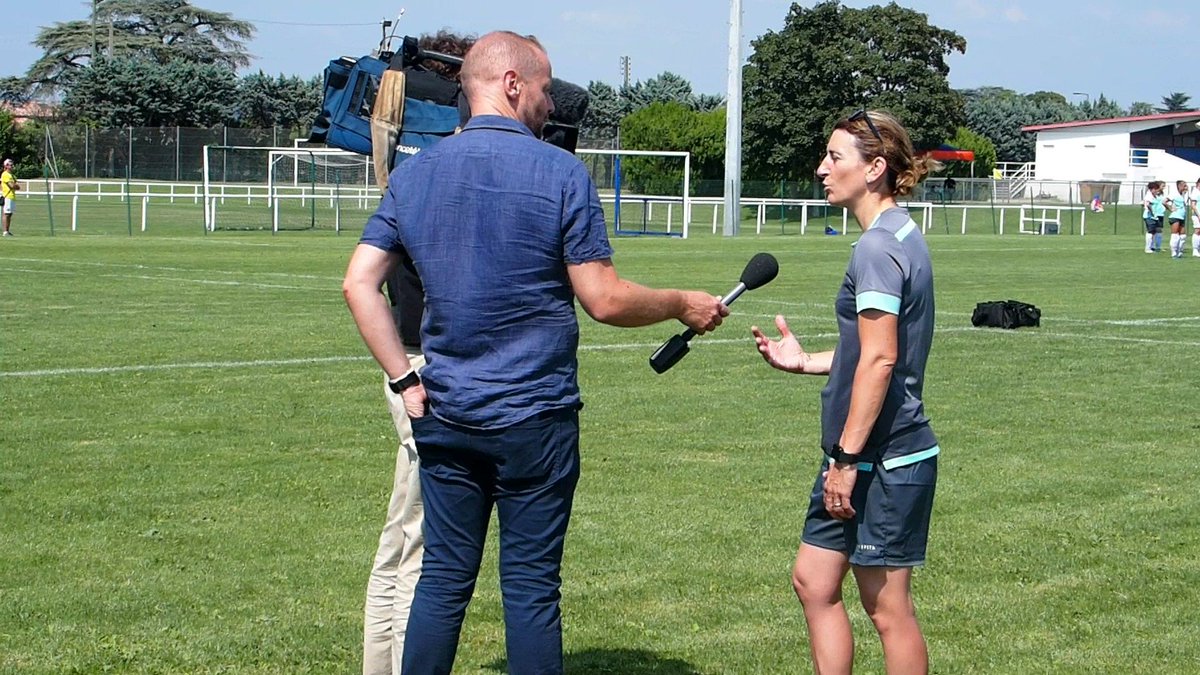 PichonMarinette's tweet photo. Sous le soleil de @VilleDeRomans a eu lieu le lancement de ma football académie ! ⚽️ Et c'est parti pour une semaine de découverte des coulisses de haut niveau! 👍 #Partage #Découverte #Expérience #Sourires #Valeurs https://t.co/HaZLKXfLvr