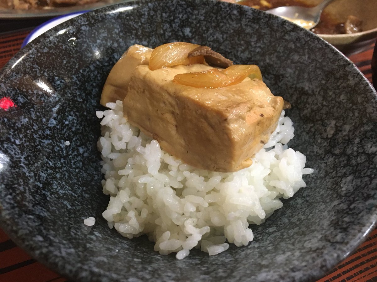 今日のお昼は久しぶりに新宿東南口出てすぐの長野屋食堂。100年以上続く老舗で渋い雰囲気。
とにかく肉豆腐が美味しい。そしてご飯と味噌汁が美味しい。お多幸のとうめし風にご飯に乗せるのも最高。