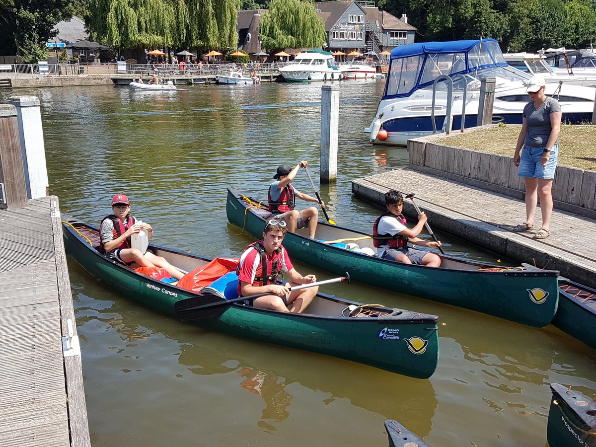 BennettDofE1's tweet photo. The canoe teams followed the Bell boat to the finish at #allingtonlock
Thanks @benbullenadvent for all the help. @bennettmemorial @BennettSixth @DofESouthEast everyone home and resting, normal school tomorrow! Start planning the assessed expedition on Wednesday. https://t.co/0HmZad9QYi