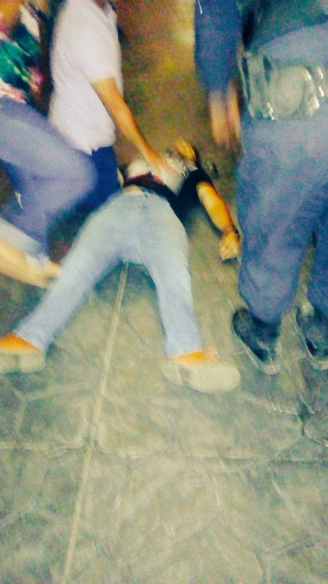 edgarfabianvf's tweet photo. #Irapuato.- Mauricio García Alejo de 23 años fue ejecutado afuera del restaurante #WildRooster que se ubica en el bulevar Gómez Morín, esta madrugada; los asesinos lo esperaban afuera del negocio, donde había convivido con su hermano y amigos. https://t.co/U9b5XurLF8