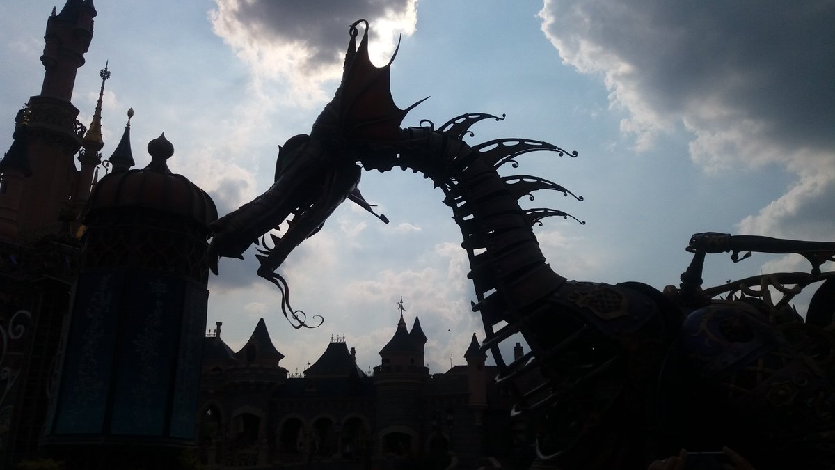 LetsWatchMagic's tweet photo. And we end our trip with the parade. Off to Bruges! #dlplive #dontwanttosaygoodbye https://t.co/C8WGQCXhgJ
