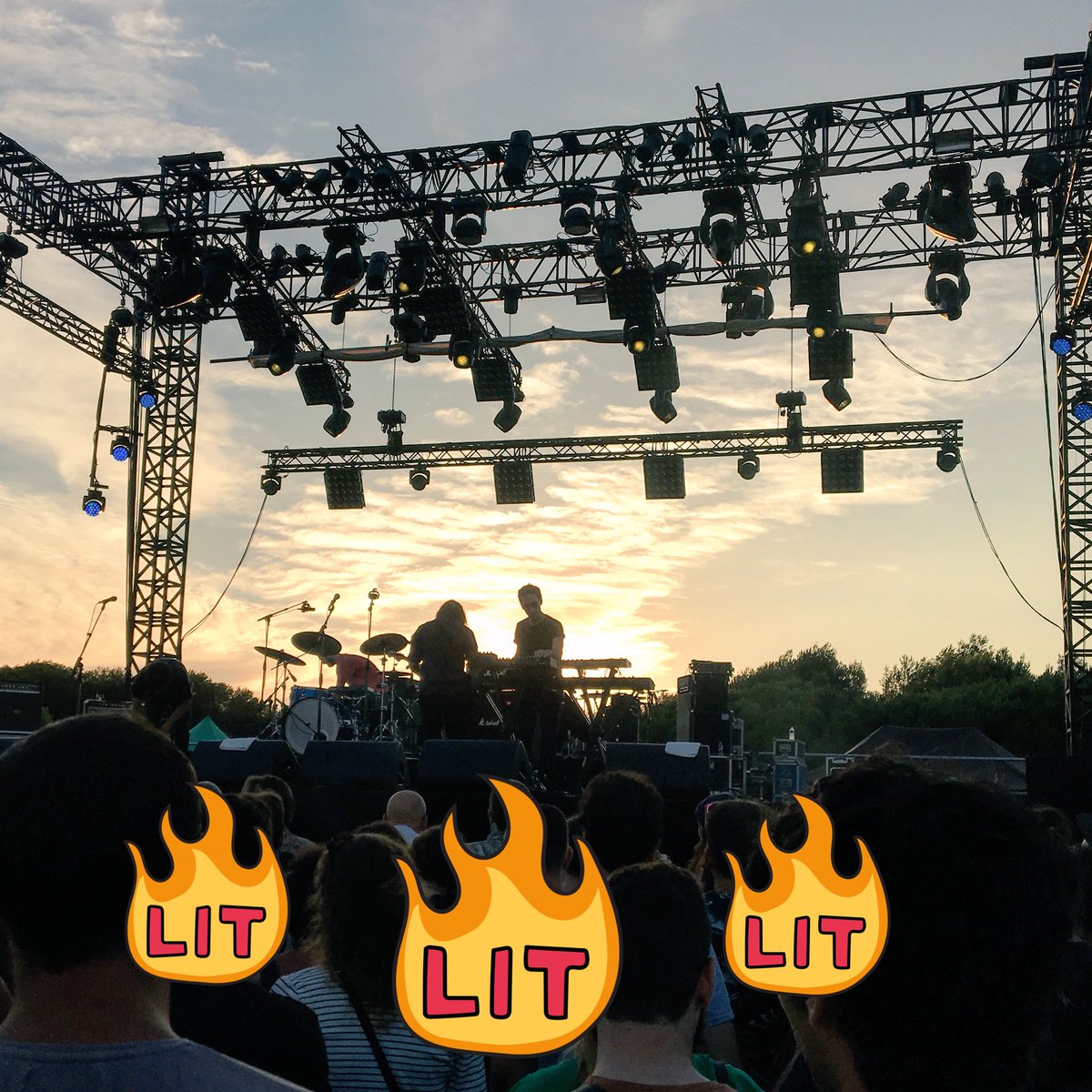 _silvervan's tweet photo. (a_live) franchement du tres tres lourd au @pointufestival hier soir. subjuguée par @suunsband en live ! et revoir godspeed ! you black emperor = juste magique ...
#pointufestival #sixfours #iledugaou
#suuns #godspeedyoublackemperor https://t.co/IZvZOphHMS