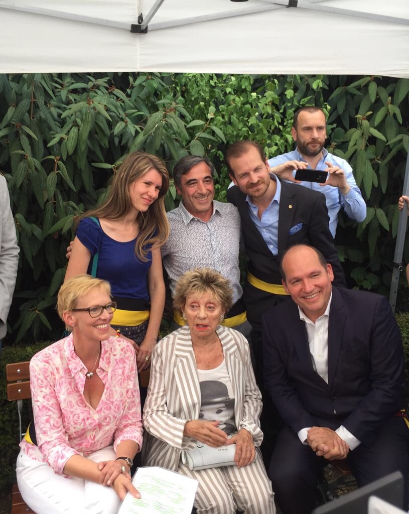 karinelalieux's tweet photo. Quelle émotion cette après-midi pour célébrer la grande artiste laekenoise Annie Cordy. Un parc porte son nom au parvis notre dame de Laeken orné d’une fresque réalisée par l’artiste bruxellois #fstn. Une grande ferveur populaire. https://t.co/1FSGhuTckH